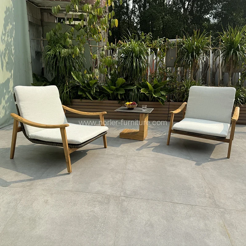 Set taman kayu jati di luar Balkoni