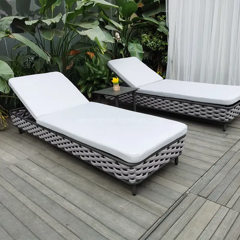 Rotan yang selesa di luar rumah tenunan matahari