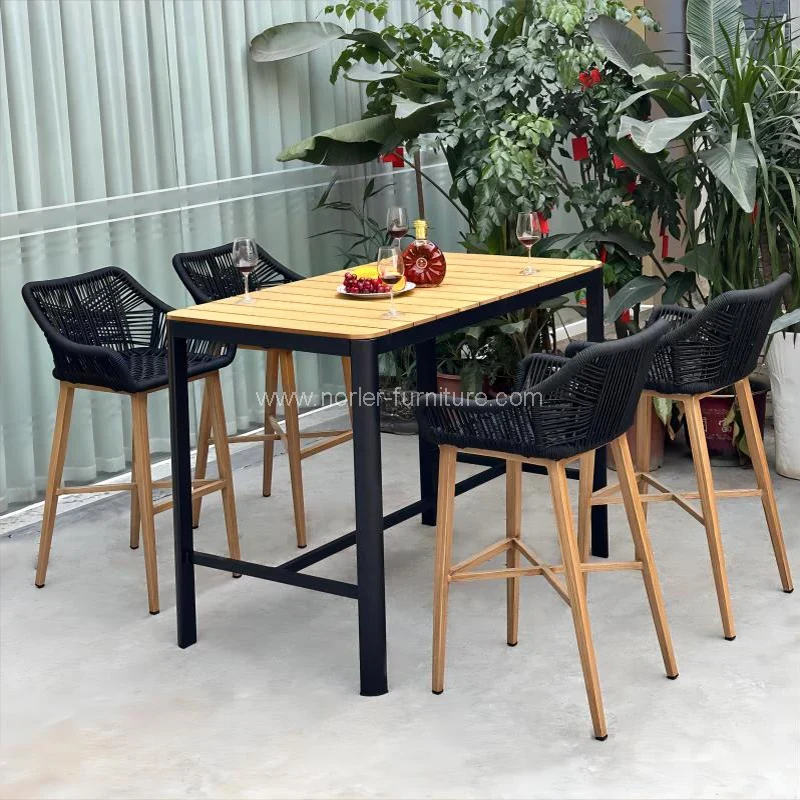 Set bar kayu kayu jati di luar taman