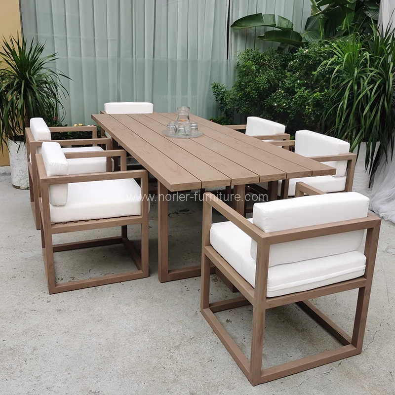 Set makan kayu jati di luar restoran